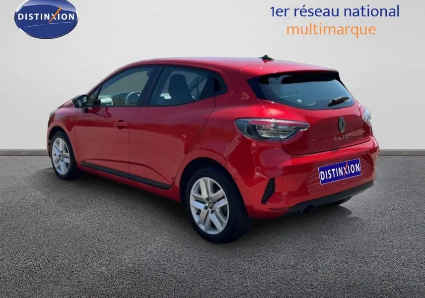 Renault Clio rouge flamme métal vue 3/4 arrière droit, mettant en valeur ses lignes fluides et ses feux arrière LED.