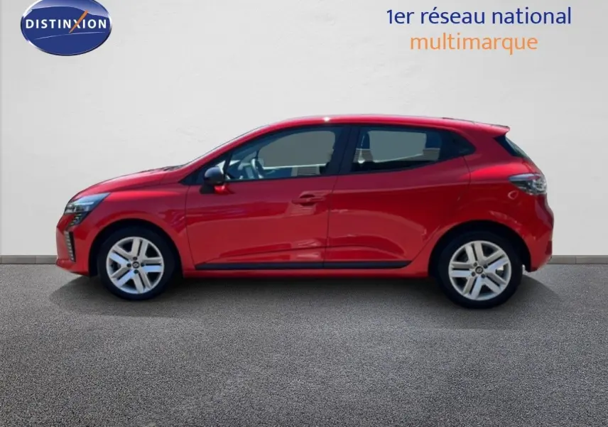 Profil droit d’une Renault Clio 2025 rouge flamme métal, compacte avec jantes alliage et vitres teintées.