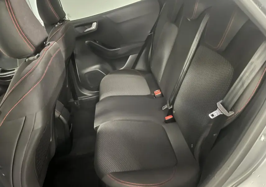 Vue intérieure côté droit de la banquette arrière noire avec surpiqûres rouges du Ford Puma gris 2021 ST Line.