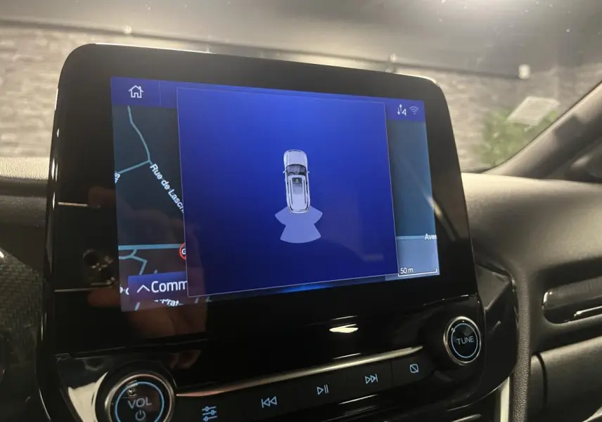Écran tactile central du Ford Puma 2021 affichant la navigation et l'assistance au stationnement