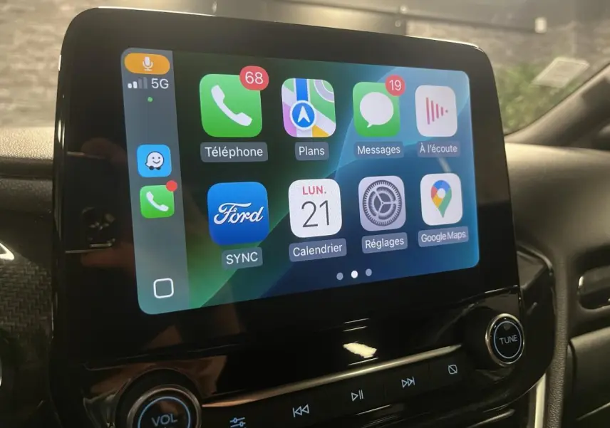 Écran tactile central du Ford Puma 2021 affichant Apple CarPlay avec plusieurs applications en cours.