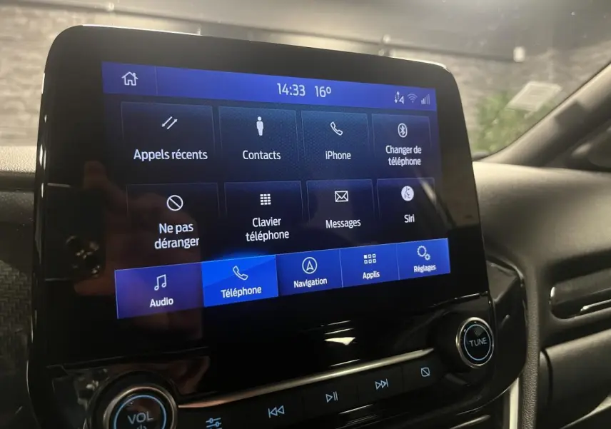 Écran tactile central du Ford Puma 2021 affichant les options téléphone et navigation dans un intérieur noir.