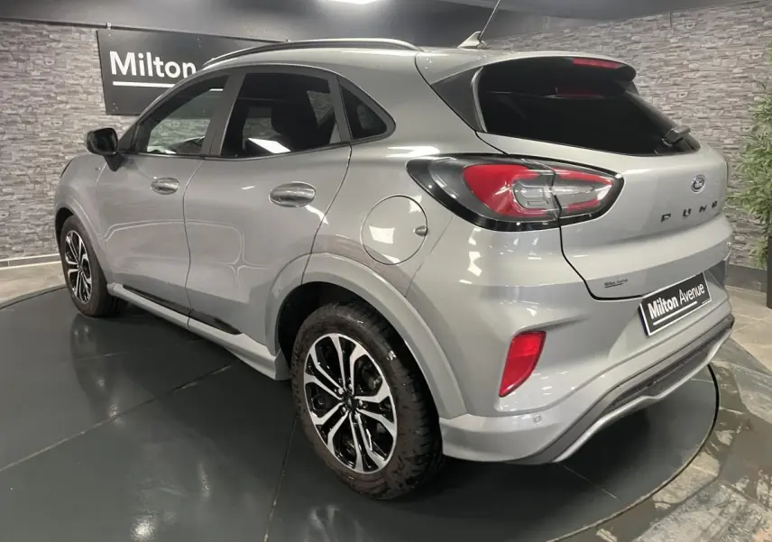 Vue 3/4 arrière droite du Ford Puma gris métallisé avec jantes alliage noires et vitres arrière surteintées.