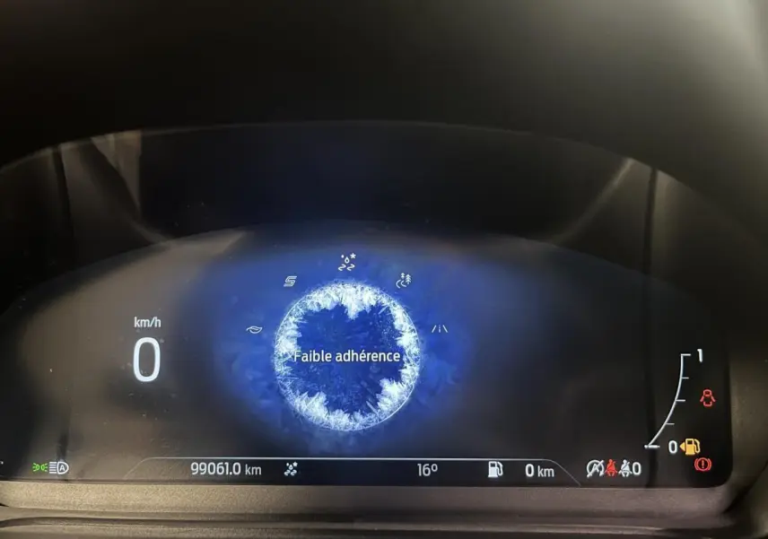 Combiné d'instrumentation numérique du Ford Puma gris, affichant 0 km/h et mode faible adhérence activé.