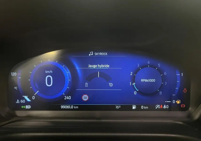Combiné d'instrumentation numérique bleu du Ford Puma 2021, affichant jauge hybride et vitesse à zéro km/h