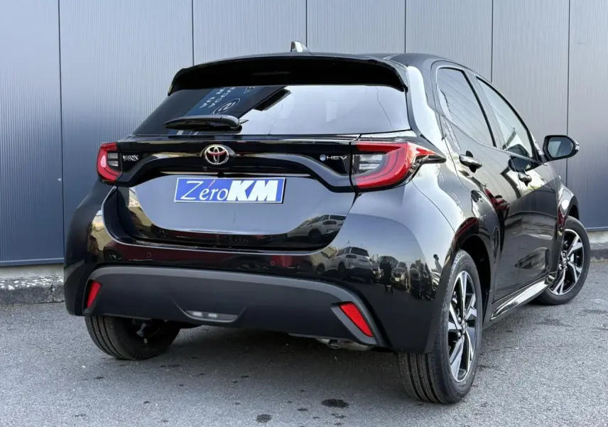 Vue 3/4 arrière droite de la Toyota Yaris hybride 2025 en noir intense avec jantes alliage et feux LED distinctifs.