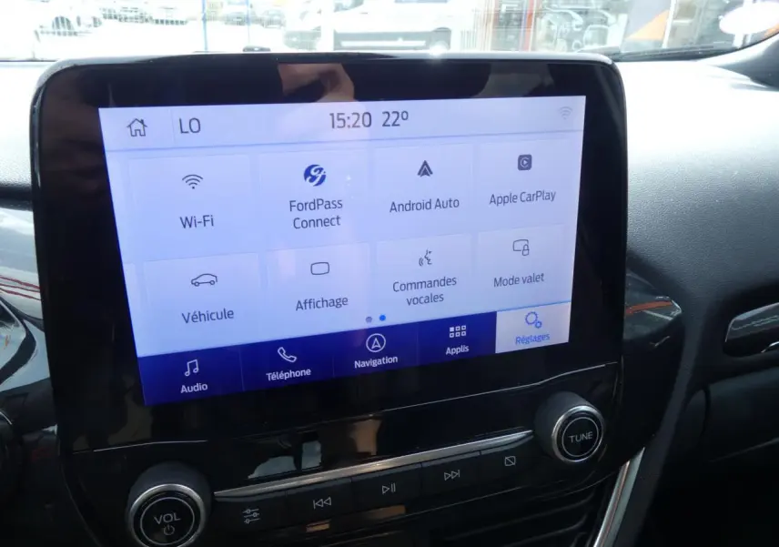 Écran tactile central du Ford Puma blanc 2020 montrant les options FordPass, Android Auto et Apple CarPlay.