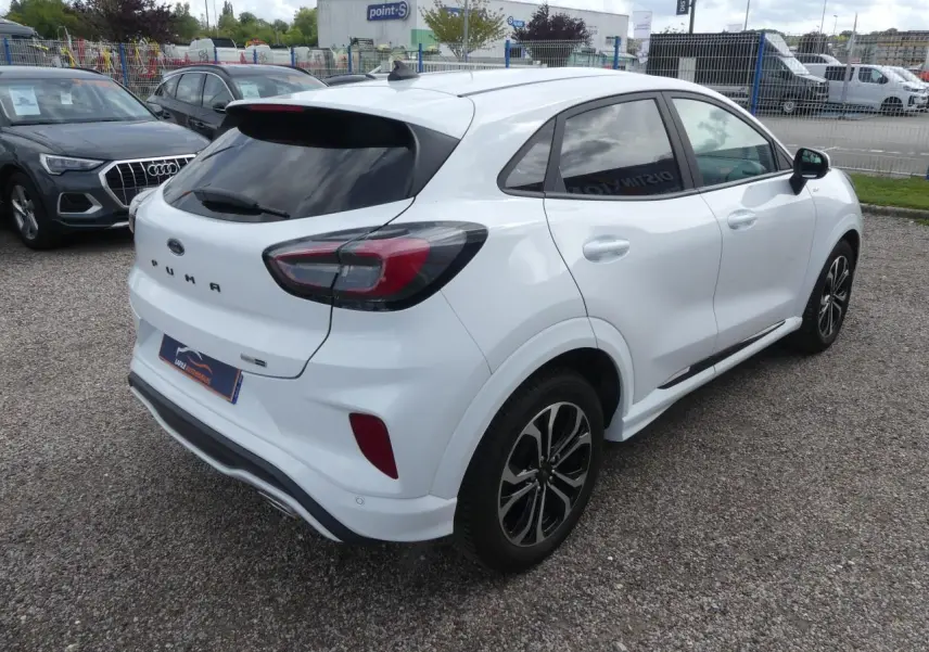 Vue 3/4 arrière droite d'un Ford Puma blanc avec vitres arrière surteintées et jantes alliage noires.