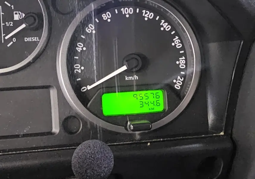 Gros plan sur le tableau de bord du Land Rover Defender 110 II Station Wagon S 2010, affichant compteur et jauge diesel.