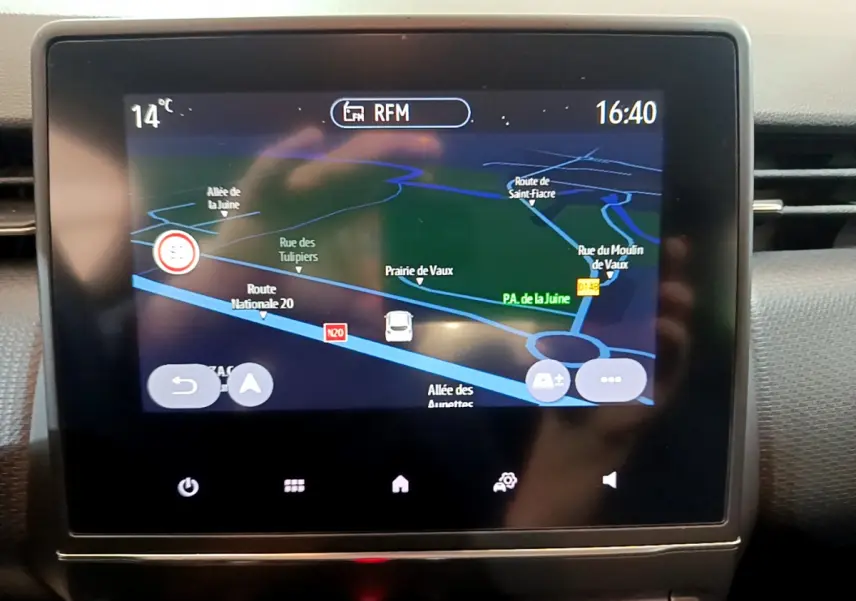 Écran tactile central du tableau de bord de la Renault Clio Business blanche, affichant la navigation GPS en 3D.