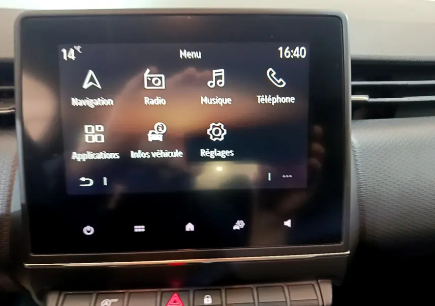 Écran tactile central affichant le menu multimédia dans l'habitacle d'une Renault Clio Business blanche de 2021.
