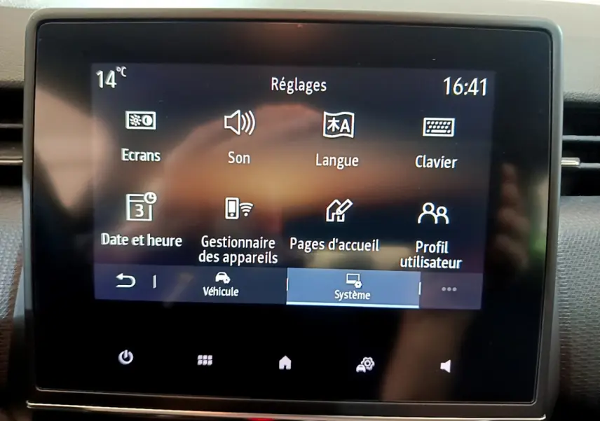 Écran tactile central affichant le menu Réglages dans l'habitacle de la Renault Clio Business blanche de 2021.