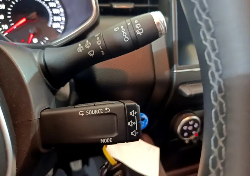 Gros plan sur les commandes au volant et le tableau de bord partiel de la Renault Clio Business blanche 2021.