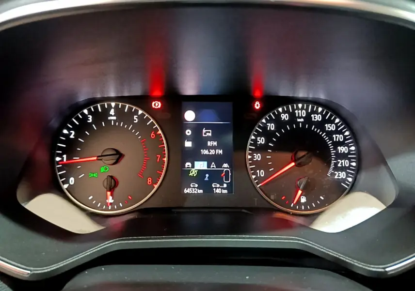 Tableau de bord de Renault Clio Business 2021 montrant compte-tours, vitesse, et écran multifonction central allumé.