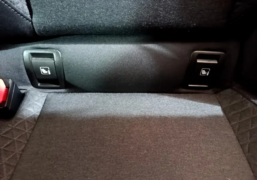 Détail de la banquette arrière noire de la Renault Clio Business SCe 65 2021 avec fixation Isofix visible.