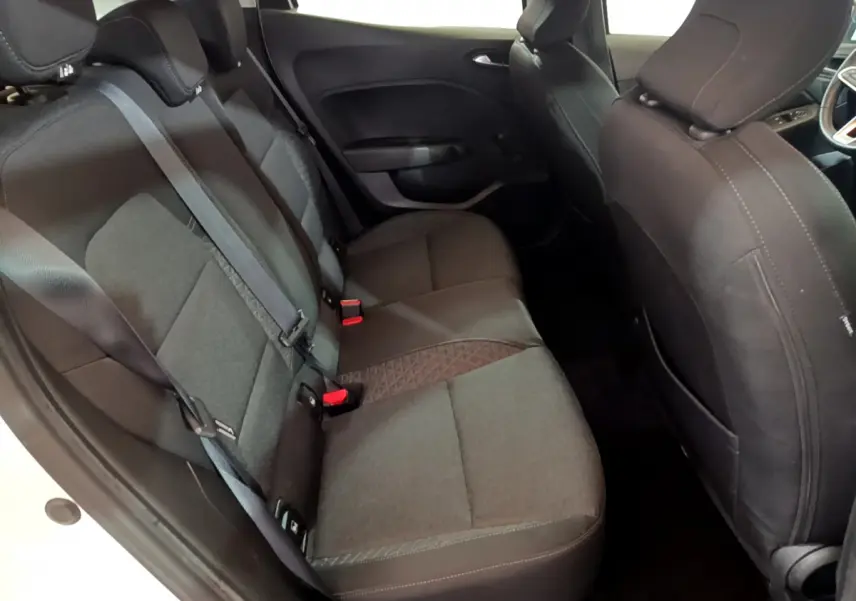 Vue intérieure arrière côté gauche de la Renault Clio Business SCe 65 2021 avec sièges tissu noir et ceintures grises.