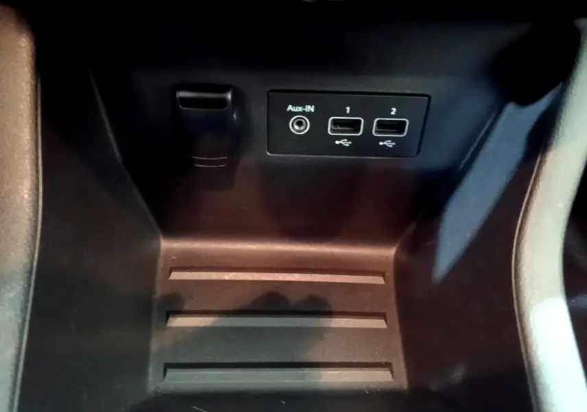 Prise USB et Aux-In dans le compartiment central d'une Renault Clio Business blanche, vue rapprochée intérieure.