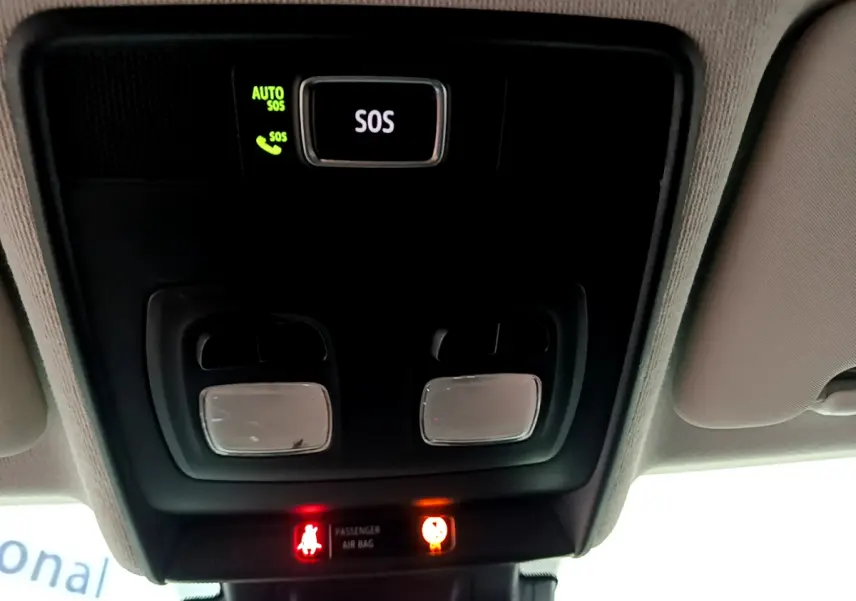 Vue en contre-plongée du panneau de commandes au plafond avec bouton SOS et voyants d'airbag dans une Renault Clio Business blanche 2021.