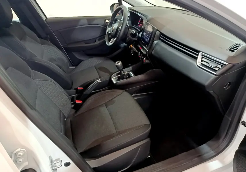 Intérieur avant droit d'une Renault Clio Business blanche 2021, sièges tissu noirs et tableau de bord avec écran tactile.