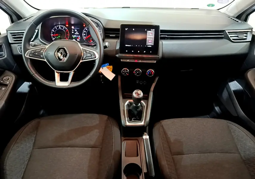 Intérieur Renault Clio Business 2021 vu de face, volant cuir, écran tactile central et levier de vitesse manuel visibles.