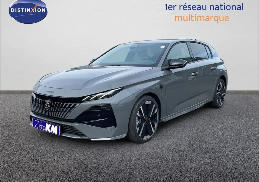 Peugeot 308 gris sélénium métal en 3/4 avant droit, avec calandre noire distinctive et jantes alliage noires.