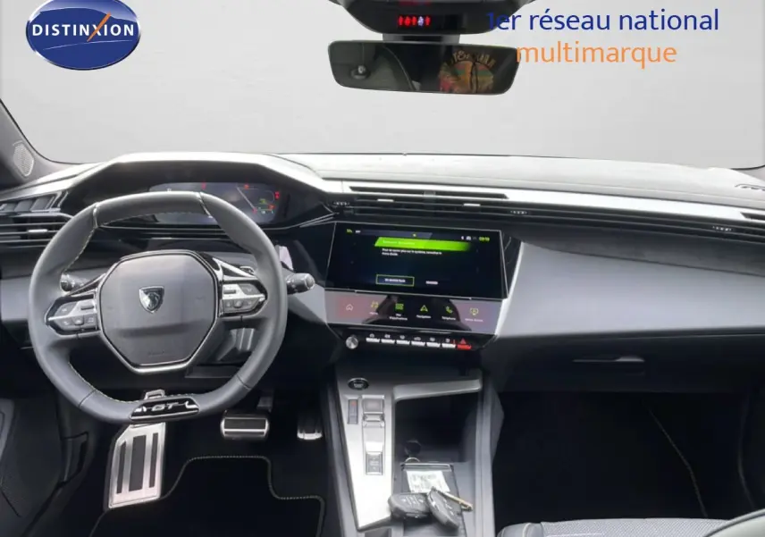 Intérieur de la Peugeot 308 1.2 Hybrid 145ch GT 2026, vue frontale du poste de conduite avec volant GT et écran tactile central.