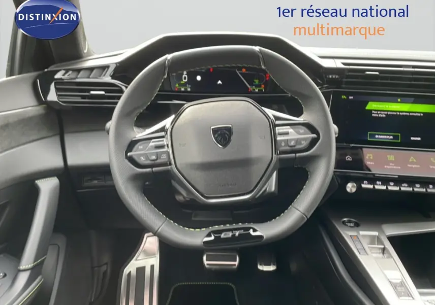 Vue intérieure centrée sur le volant cuir noir GT et tableau de bord digital de la Peugeot 308 gris selenium 2026.