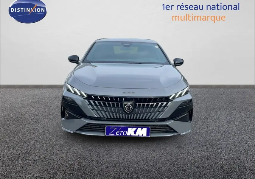 Vue frontale d'une Peugeot 308 1.2 Hybrid 145ch GT gris selenium metal avec calandre distinctive et phares LED fins.