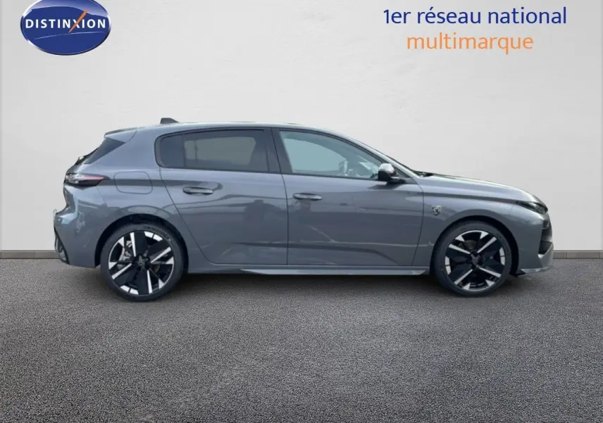Profil droit de la Peugeot 308 1.2 Hybrid 145ch GT gris selenium metal avec jantes noires et grises distinctives.