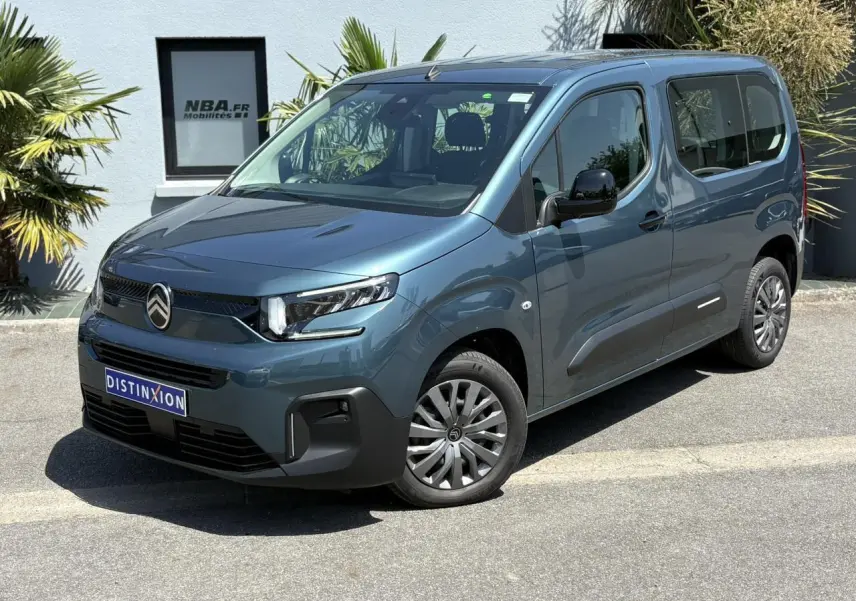 Vue 3/4 avant droit du Citroën Berlingo ë-136 bleu Kiama avec jantes tôles et porte coulissante droite visible.