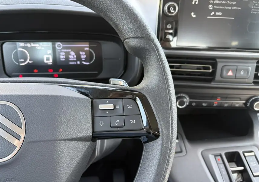 Vue rapprochée du volant multifonction et du tableau de bord numérique du Citroën Berlingo électrique 2025, ambiance Urban Grey.