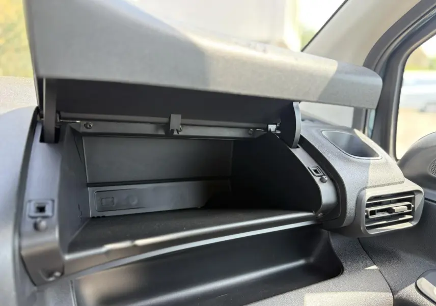 Vue rapprochée de la boîte à gants ouverte côté passager du Citroën Berlingo ë-136 54kWh bleu Kiama.