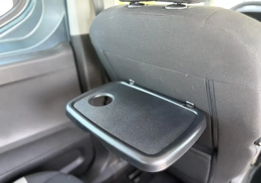 Tablette aviation noire rabattable sur le dossier du siège avant dans l'habitacle du Citroën Berlingo ë-136 bleu Kiama.