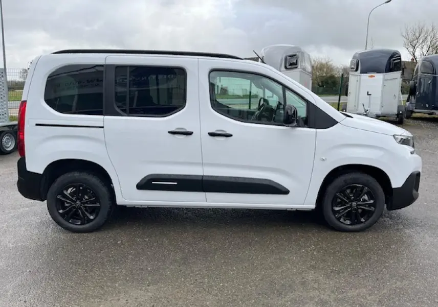Vue latérale droite d'un Citroën Berlingo Multispace blanc 2025 avec jantes noires et vitres teintées.