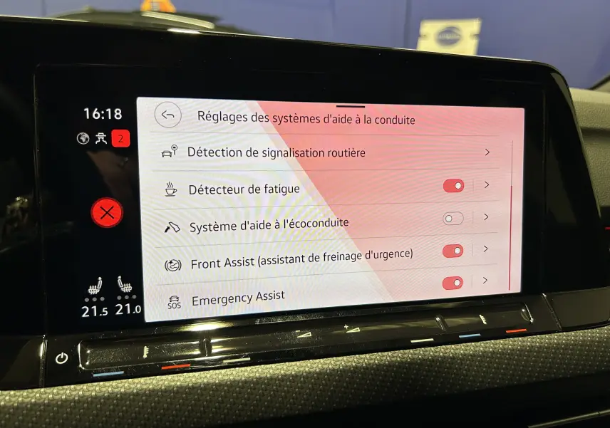 Écran tactile intérieur de la Volkswagen Golf VIII eTSI affichant les réglages des aides à la conduite.