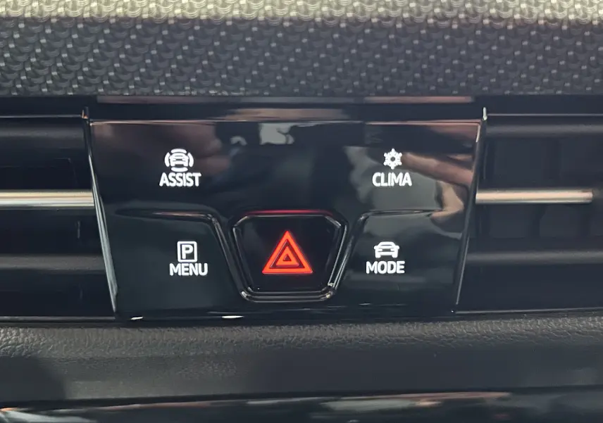 Détail du tableau de bord de la Volkswagen Golf VIII eTSI 150CH R-Line noir, montrant les boutons d'assistance, climatisation, menu et mode.