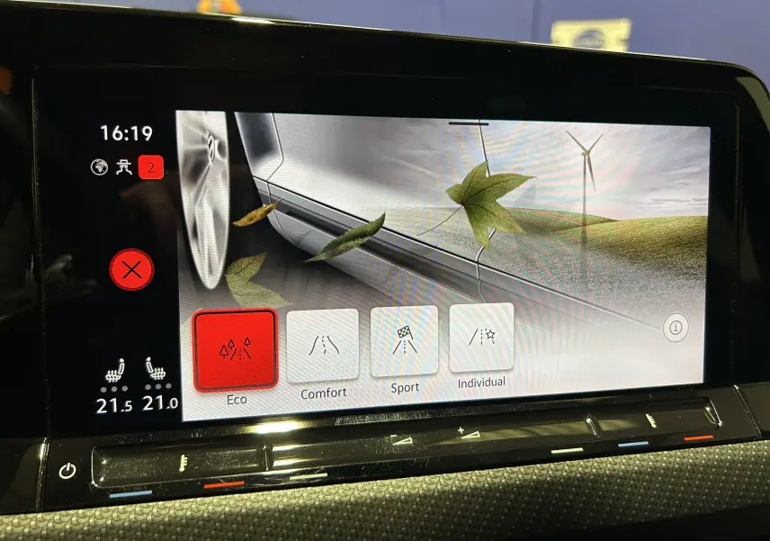 Écran tactile intérieur de la Volkswagen Golf VIII eTSI 150CH R-Line montrant les modes de conduite dont Eco activé.