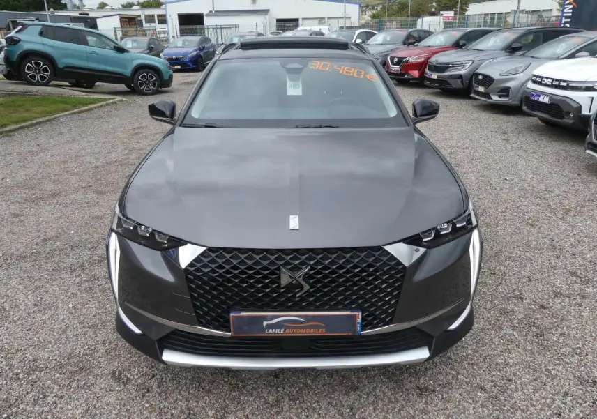 Vue avant d'une DS4 gris métallisé avec calandre DS Wings noire et feux LED verticaux distinctifs.