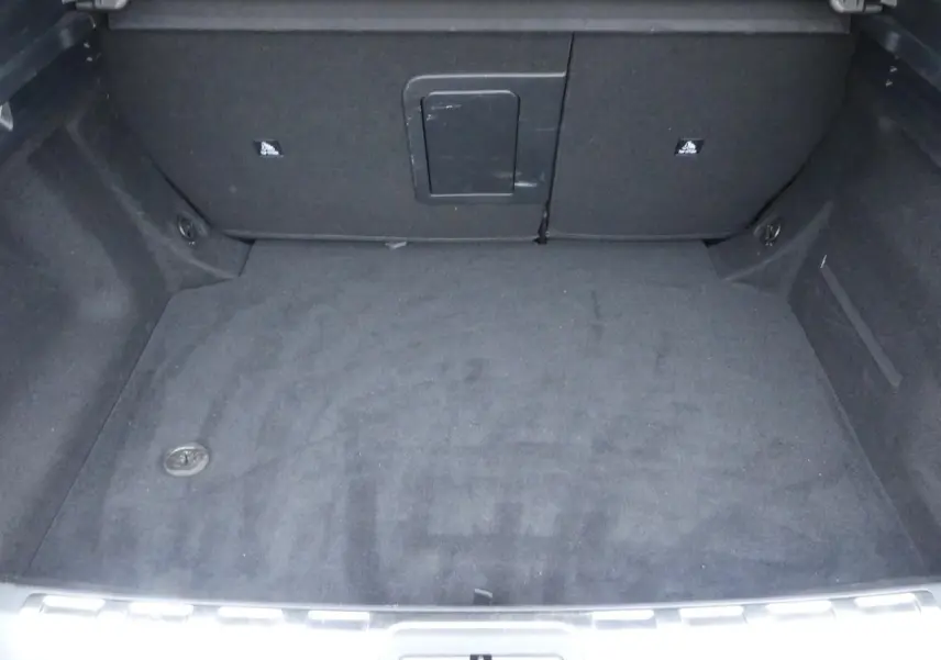 Coffre spacieux et propre du DS4 Cross Rivoli 2024, vu de face avec revêtement noir uniforme.