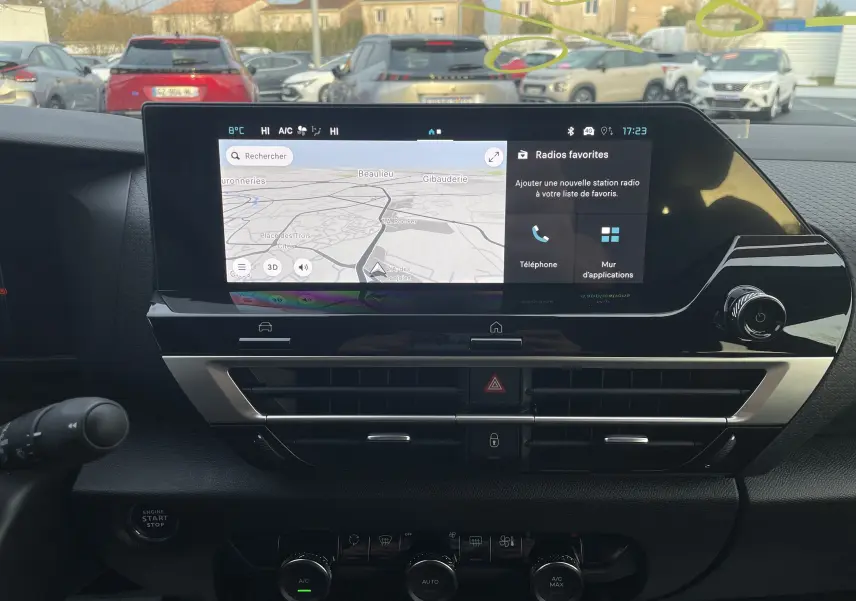Vue intérieure du tableau de bord de la Citroën C4 1.2 Hybride 2025, écran tactile avec navigation et commandes climatiques.