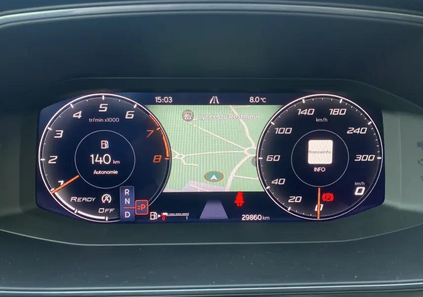 Tableau de bord numérique de la CUPRA Leon 2023, affichage vitesse, compte-tours et navigation centrale.