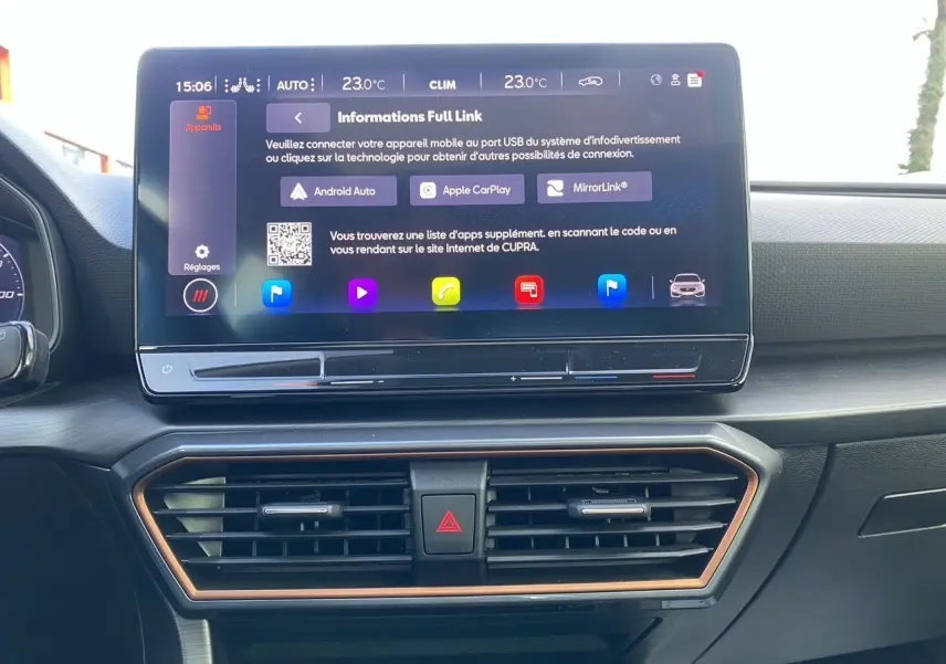 Écran tactile central du tableau de bord de la CUPRA Leon 2023 avec interface Full Link et commandes climatiques.