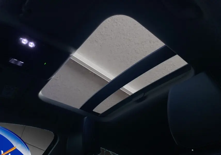 Vue intérieure du toit ouvrant panoramique de la CUPRA Leon noire 2023, avec éclairage intérieur et partie des sièges visibles.