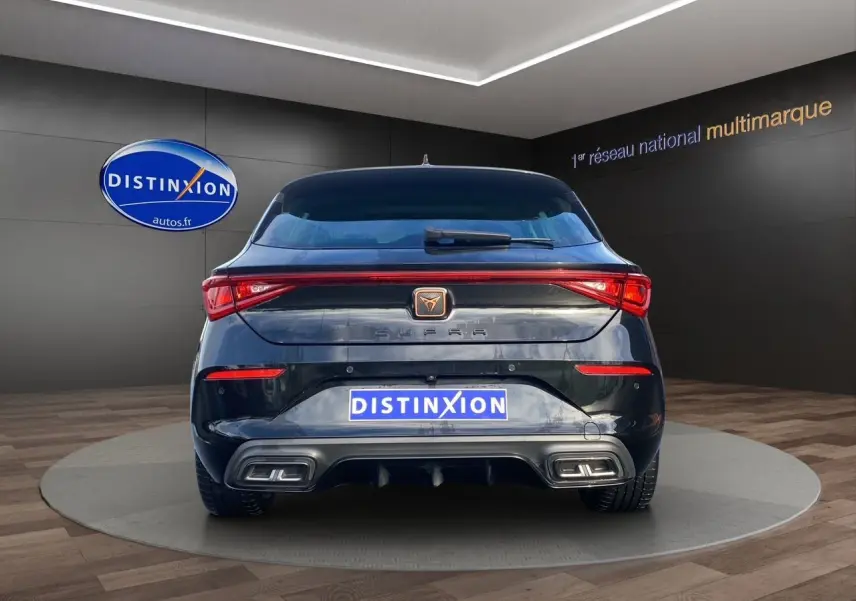 Vue arrière d'une CUPRA Leon noire 2023 avec feux LED reliés et double sortie d'échappement rectangulaire intégrée.