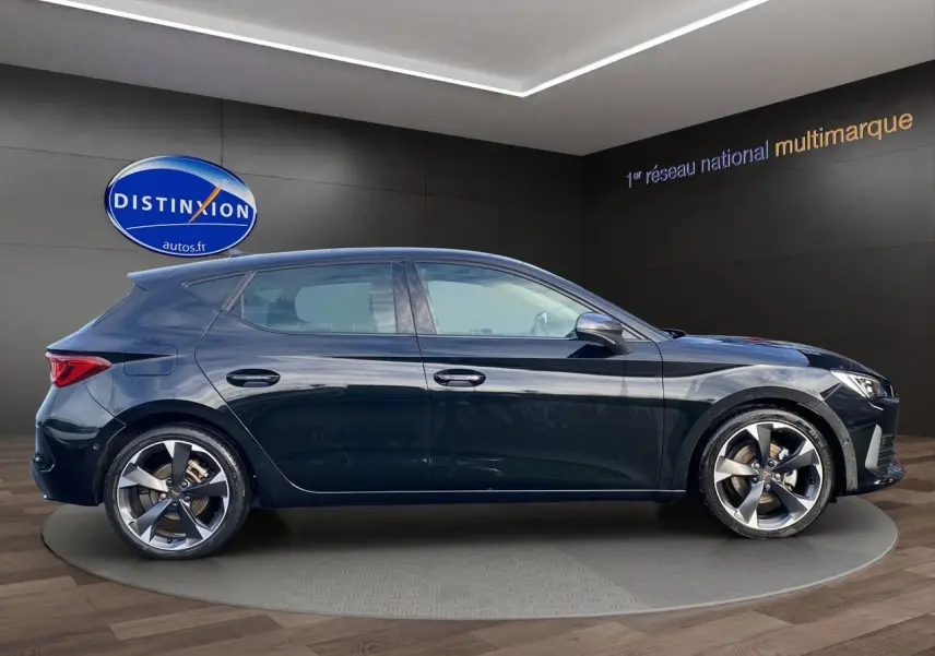 Vue de profil côté gauche d'une CUPRA Leon noire 5 portes 2023 avec jantes alliage et toit ouvrant panoramique.