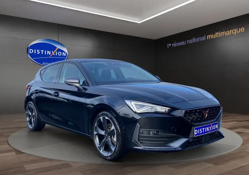 Vue 3/4 avant d'une CUPRA Leon noire 2023 avec jantes alliage bicolores et toit ouvrant panoramique.