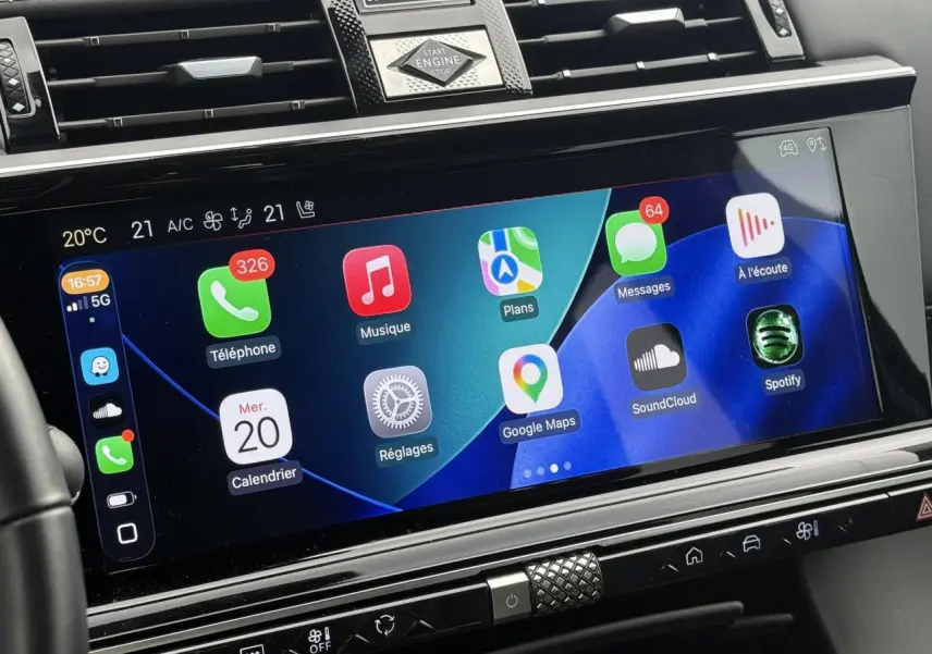 Écran tactile central du DS7 2025 en gros plan, affichant Apple CarPlay avec interface colorée et commandes intégrées.