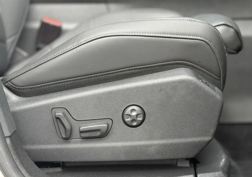 Détail des commandes de réglage électrique du siège avant en cuir noir du DS7 Cristal Pearl 2025.