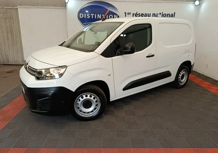Vue 3/4 avant droite d'un utilitaire Citroën Berlingo blanc avec pare-chocs noir et jantes acier simples.
