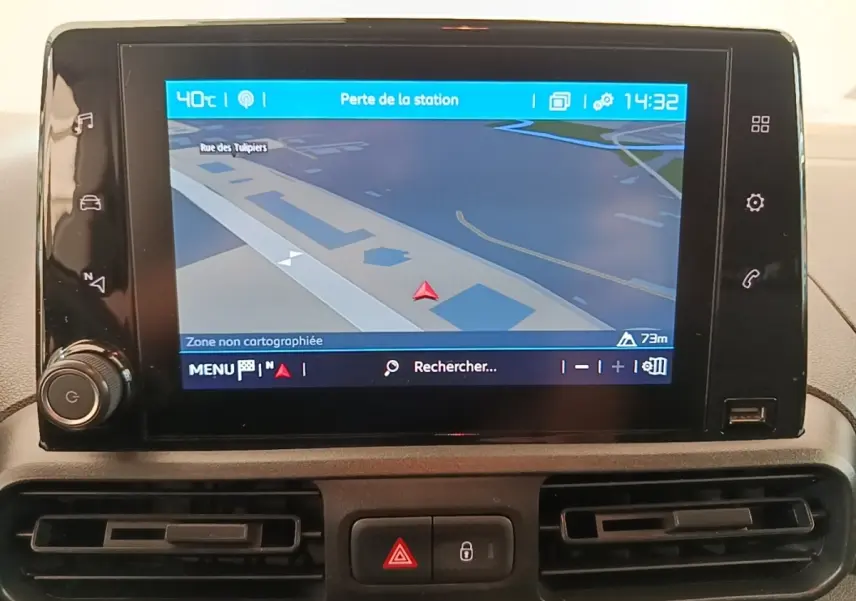 Écran tactile central du tableau de bord du Citroën Berlingo blanc, affichant la navigation GPS en intérieur.